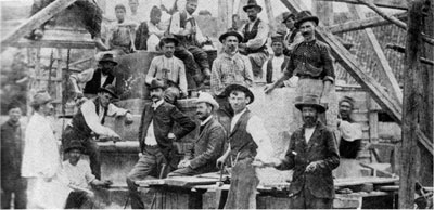 Građevinski radnici na podizanju spomenika Kosovskim junacima sa vajarom Đorđem jovanovićem (u fraku) 1904. Godine u Kruševcu 